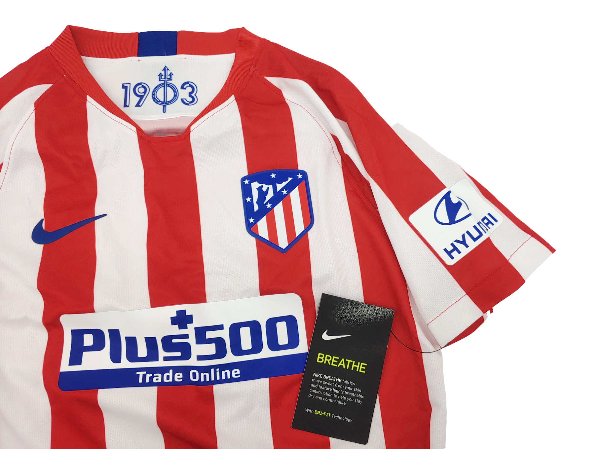 Czerwono-biała koszulka junior Nike Atlético de Madrid AJ5792612 XS 122-128 cm detal z logo Nike