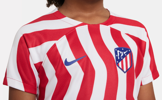 Czerwono-biały komplet piłkarski Nike Atlético Madryt DM2192101 S 104-110 cm detal z logo Nike Swoosh