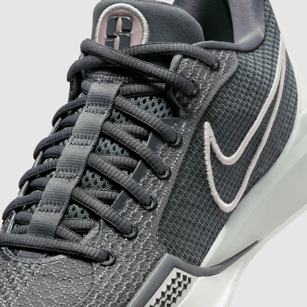 Boczny widok czarnych damskich butów Nike Sabrina 1 The Debut FQ3381-003 47 z odwróconym I i kropką na podeszwie