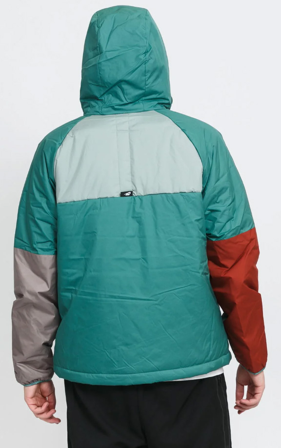 Boczny widok zielonej męskiej kurtki Nike Sportswear Legacy Therma-FIT DD6857-361 S z perforowanymi panelami