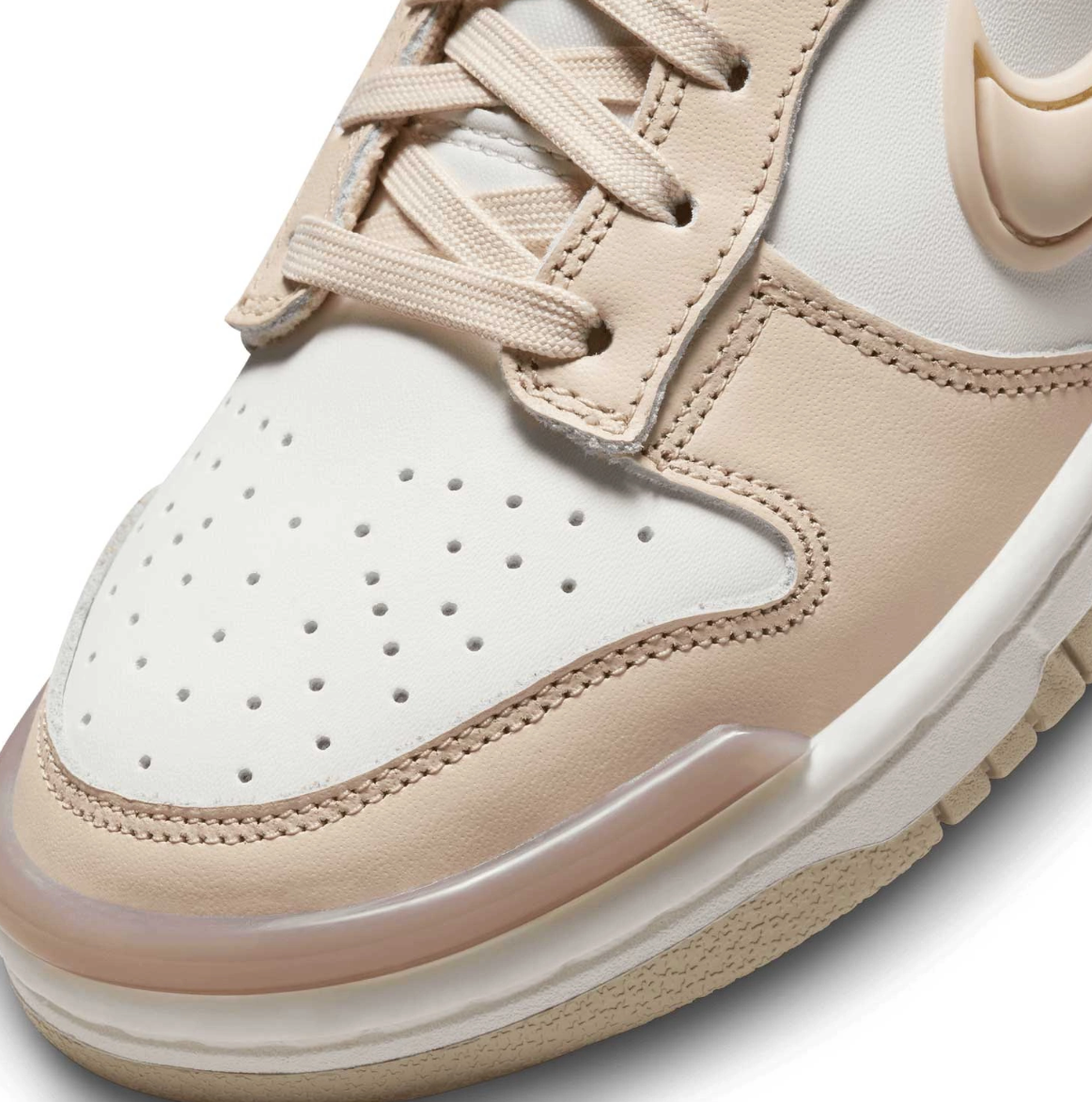 Boczny widok beżowych damskich butów Nike Dunk Low Twist Sandrift DZ2794-102 42,5 z beżowymi nakładkami i Swooshem z tworzywa