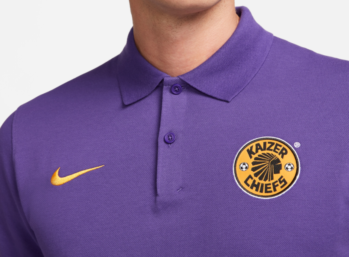 Fioletowa koszulka polo męska Nike Kaizer Chiefs Dri-FIT CW5308-547 S przód z herbem
