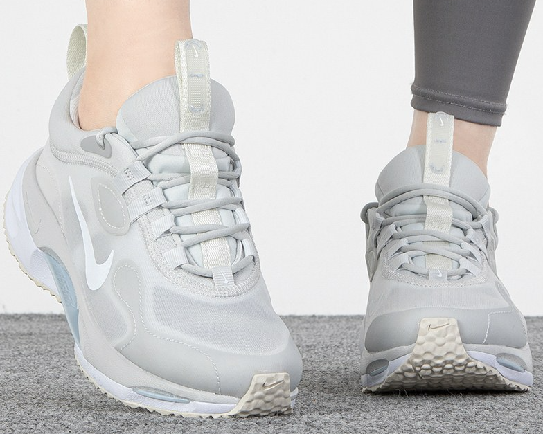 Boczny widok jasnoszarych damskich butów Nike Spark DJ6945-004 44,5 z stabilną płytą