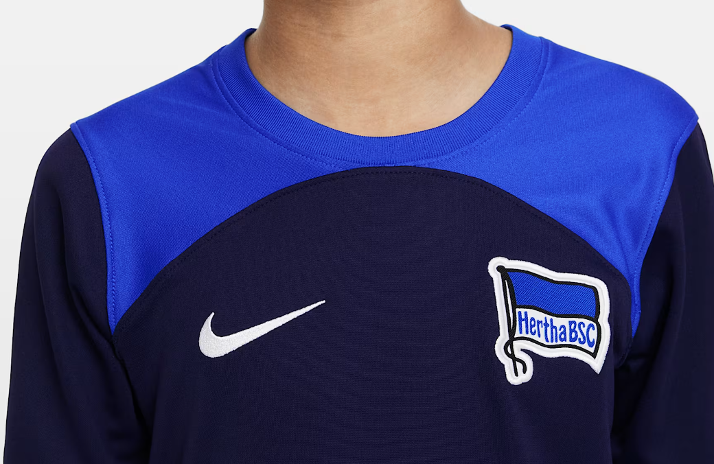 Boczny widok niebieskiej junior koszulki Nike Hertha BSC 2022/23 Stadium DM2182-498 L dla chłopców z dekoltem