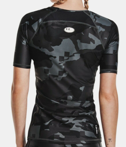 Czarna koszulka tenisowa Under Armour 1361399-001 SM przód z szarymi wzorami