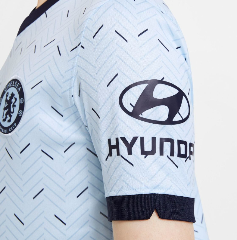 Jasnoniebieska koszulka dziecięca Nike Chelsea 2020 CD4497-495 XS 122-128 cm detal z logo Nike