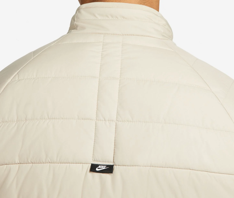 Beżowa kurtka męska Nike Legacy Puffer Therma-FIT DQ4929-206 M bok z kieszenią na zamek