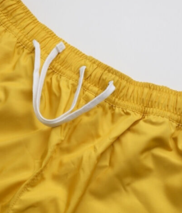 Żółte spodenki męskie Nike DM6829-709 L bok z kieszenią