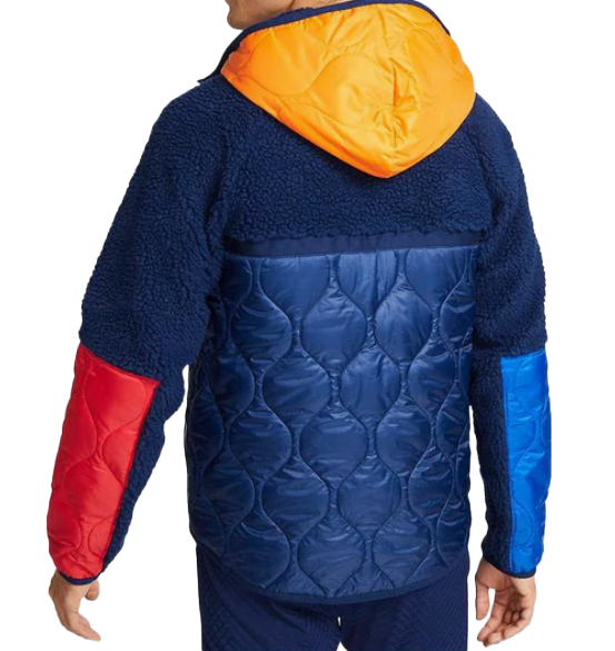 Boczny widok niebieskiej męskiej kurtki Nike FC Barcelona 21/22 Sportswear Winter DJ5820-492 XS z pikowanymi wstawkami