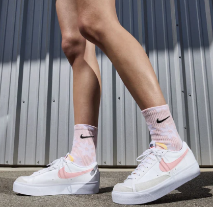 Boczny widok białych damskich butów Nike Blazer Low Platform DJ0292-103 44 z gumową podeszwą