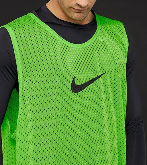 Zielony znacznik piłkarski Nike Training Bib 910936313 S detal siateczki