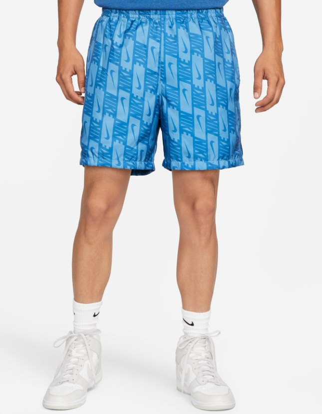 Niebieskie spodenki Nike Sportswear Repeat S bok