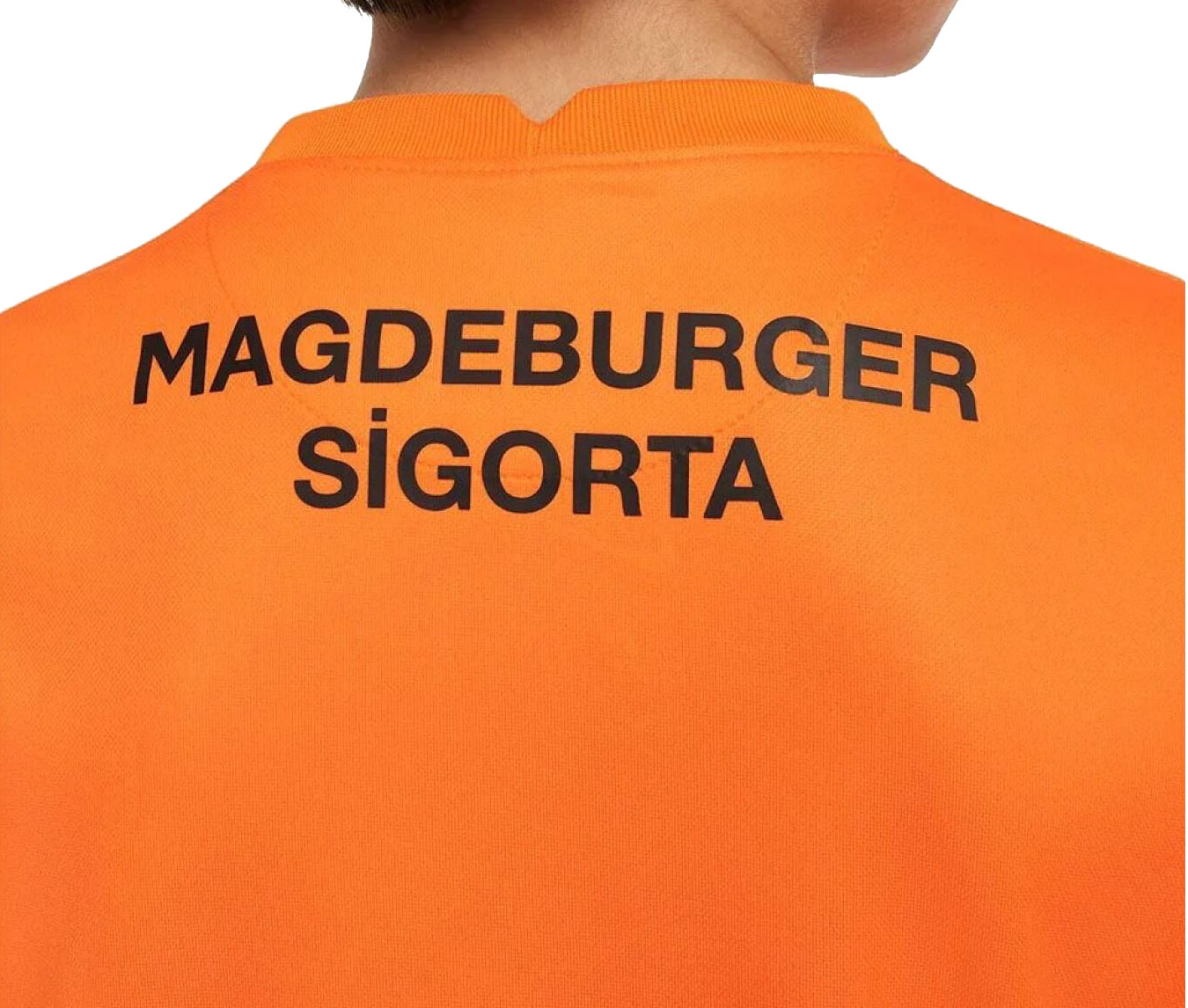 Czerwono-żółty komplet piłkarski Nike Galatasaray CV8269837 L 116-122 cm detal z logo Nike Swoosh