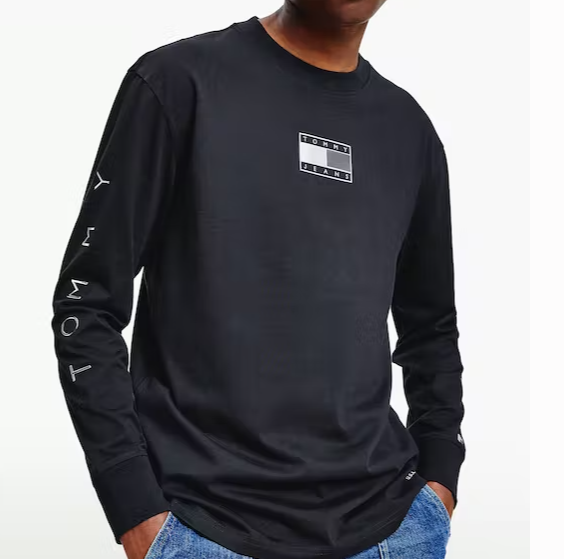 Czarna bluza męska Tommy Hilfiger DM0DM12554 S bok z naszywką na mankiecie