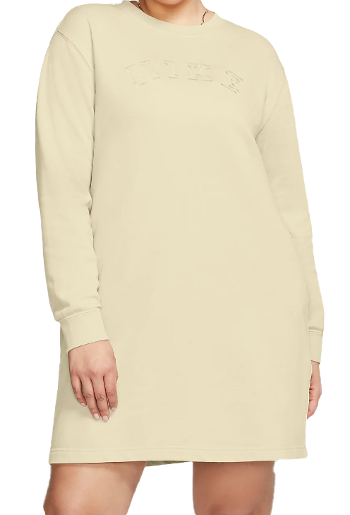Beżowa sukienka Nike Sportswear CU8576-271 plus size 1X przód z wyszytym napisem Nike