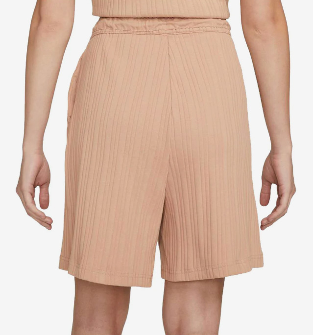 Boczny widok beżowych damskich spodenek Nike Sportswear Prążki Luźne Wysoki Stan DM6401-200 S z mankietami