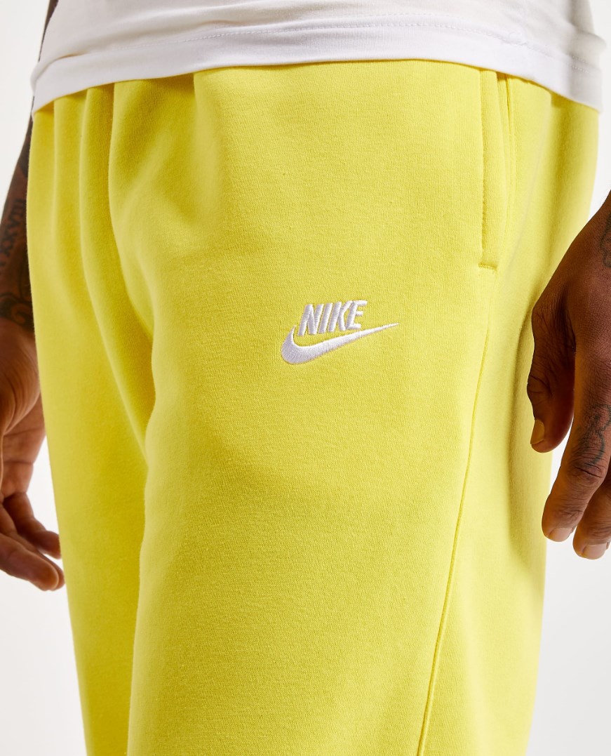 Boczny widok żółtych męskich spodni Nike Sportswear Club Jogger BV2671-765 XS ze ściągaczami