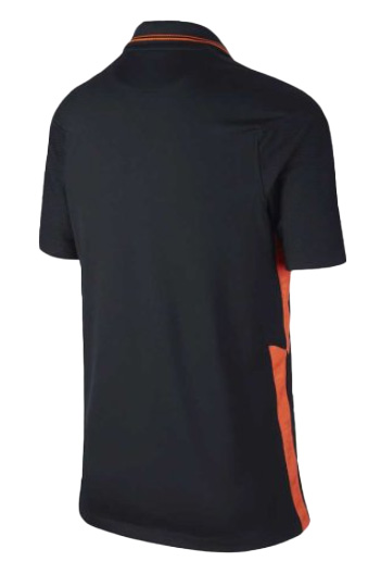 Czarna koszulka junior Nike Holandia 2020 CD1042010 S 128-137 cm detal z logo Nike Swoosh
