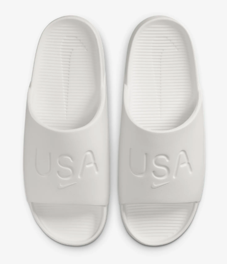 Boczny widok białych damskich klapek Nike USA Calm Slide OLY FV5614-100 38 z przyczepną podeszwą