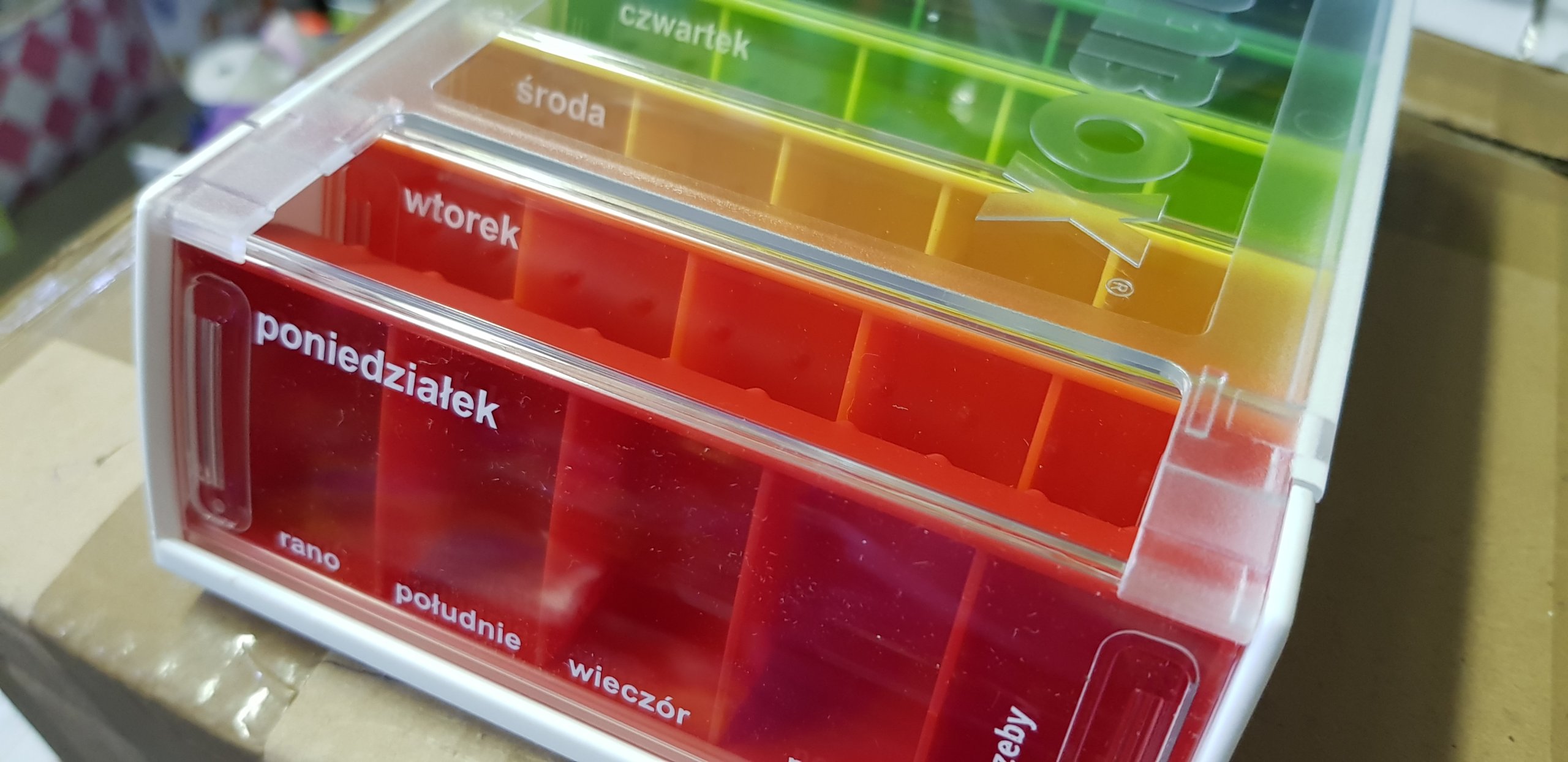 Apteczka na leki tabletki witaminy schowek