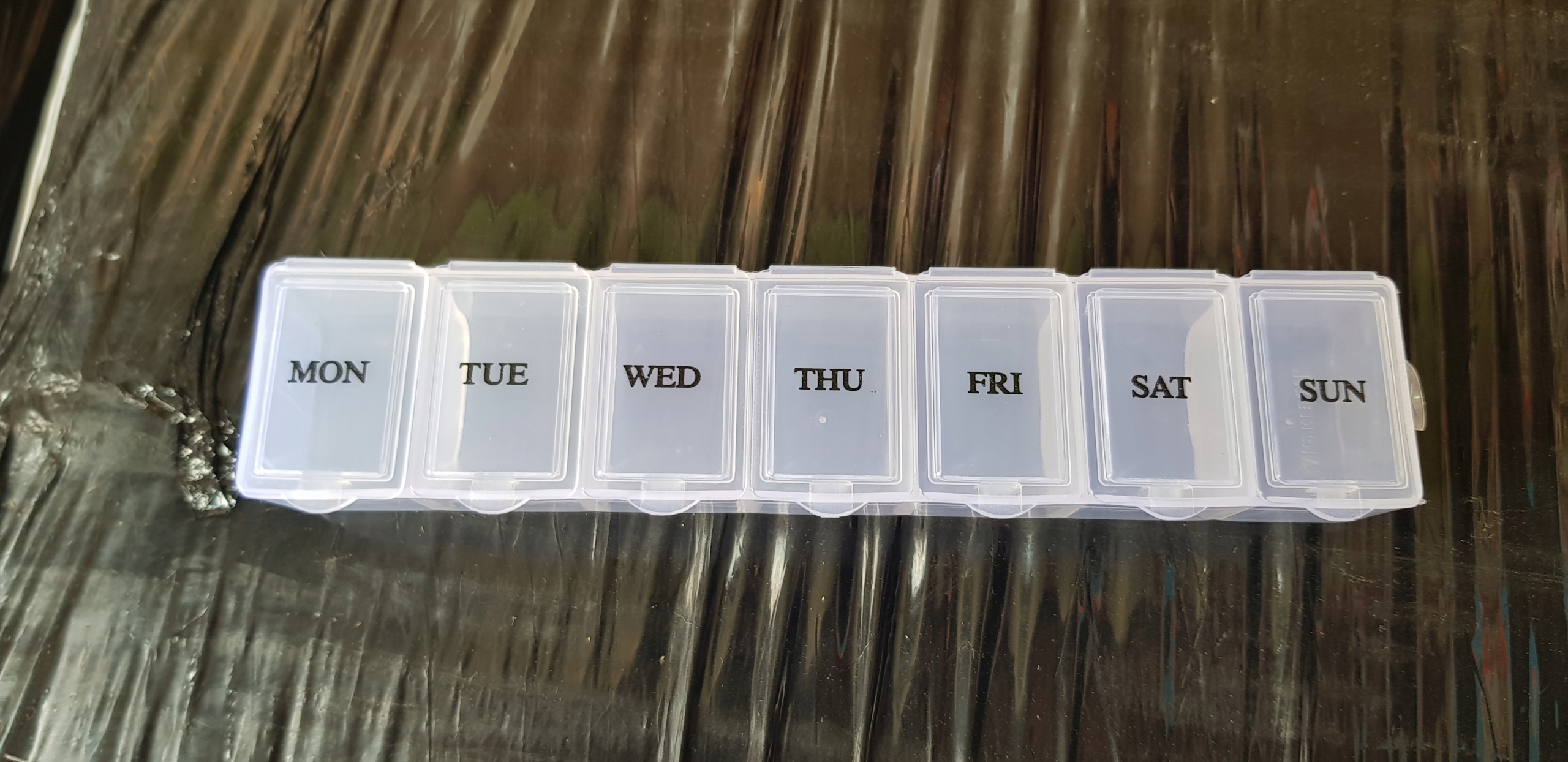 Pudełko pojemnik kasetka na tabletki witaminy leki