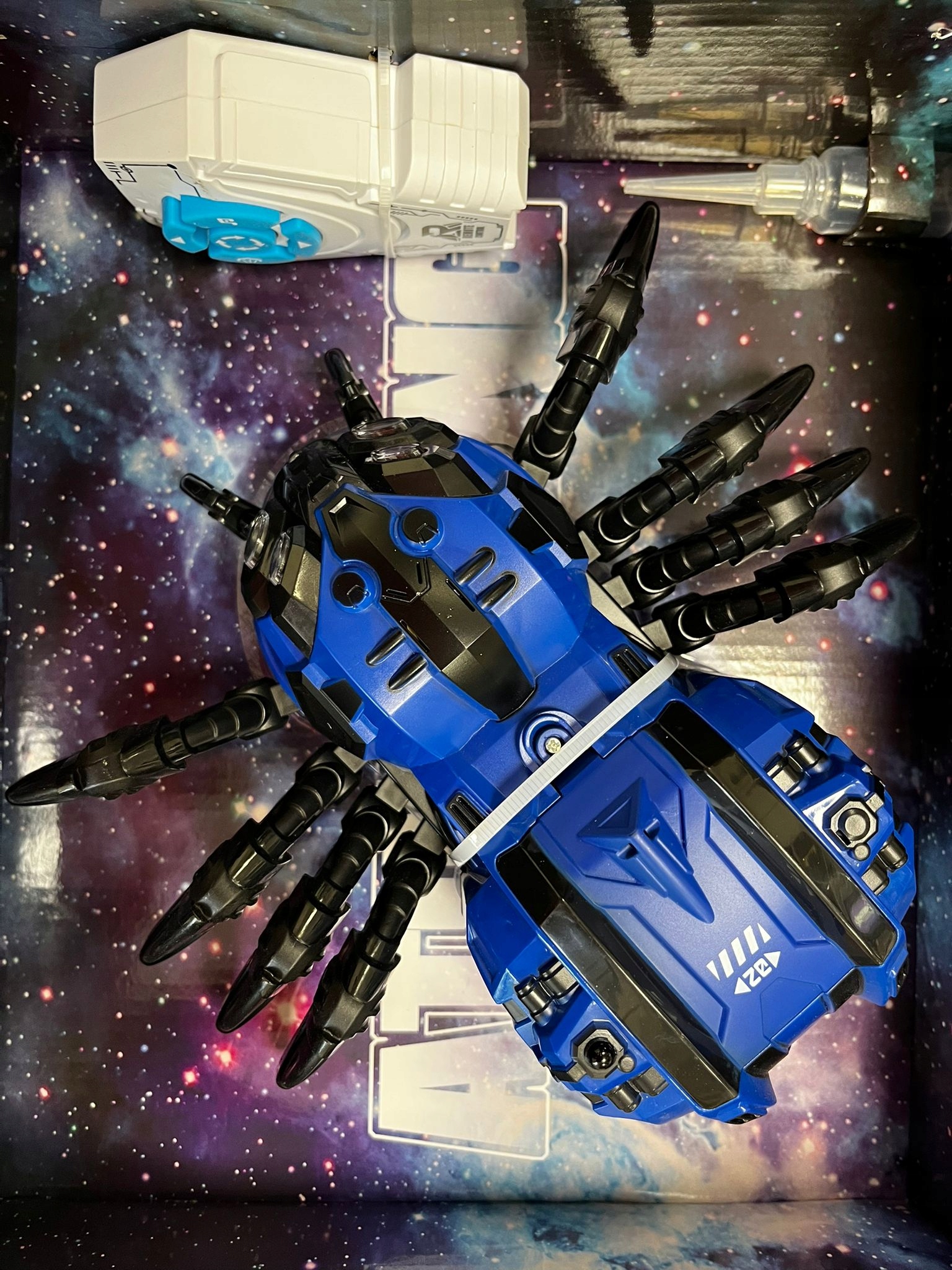 robot pająk niebieski w opakowaniu