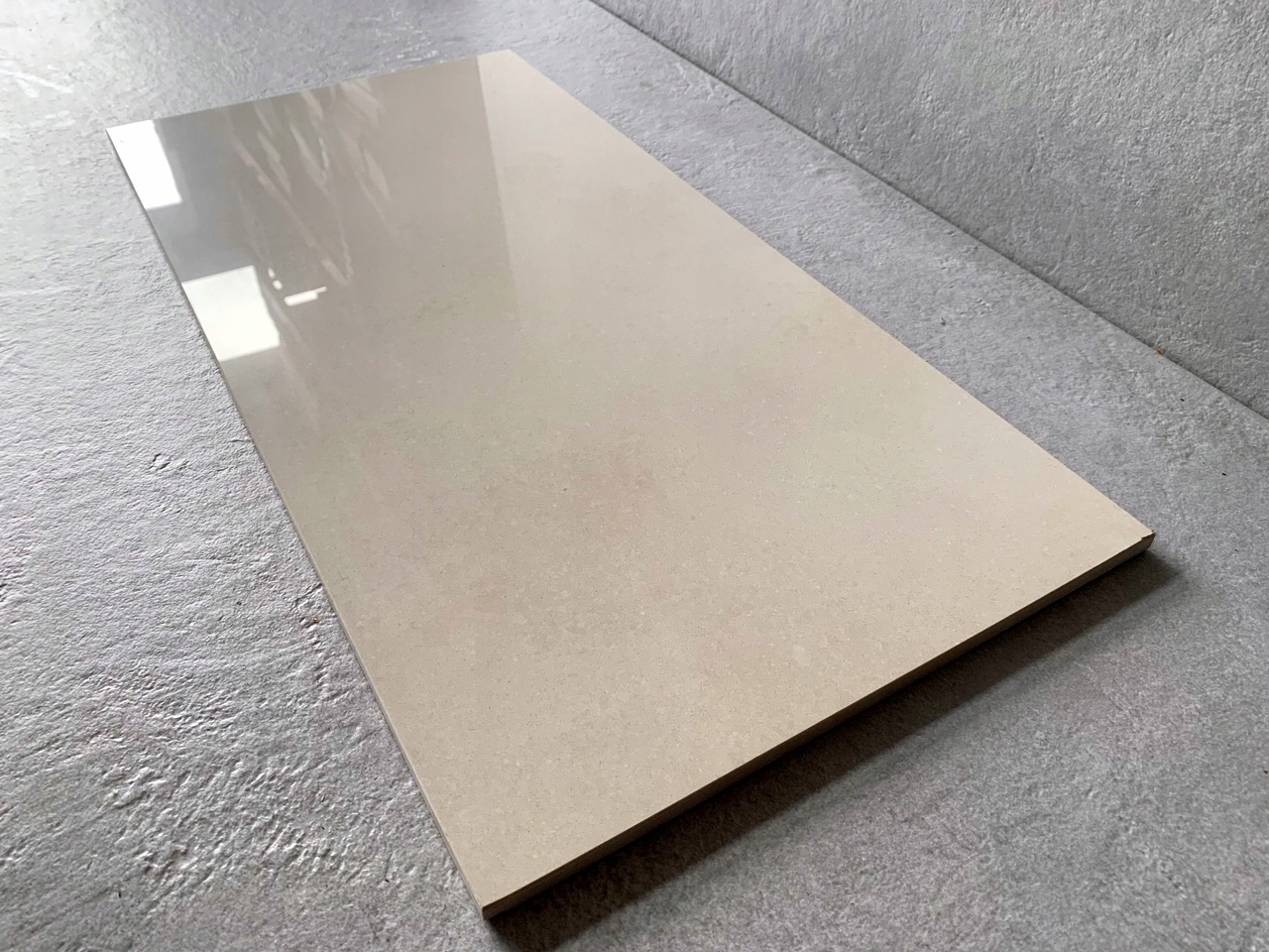 GRUBY jasny gres polerowany 120x60 - WYSOKI POŁYSK