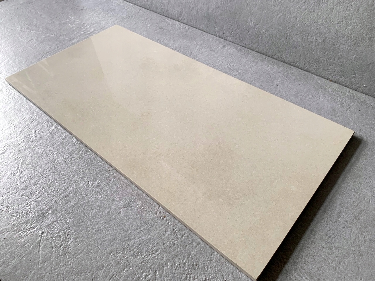 GRUBY jasny gres polerowany 120x60 - WYSOKI POŁYSK