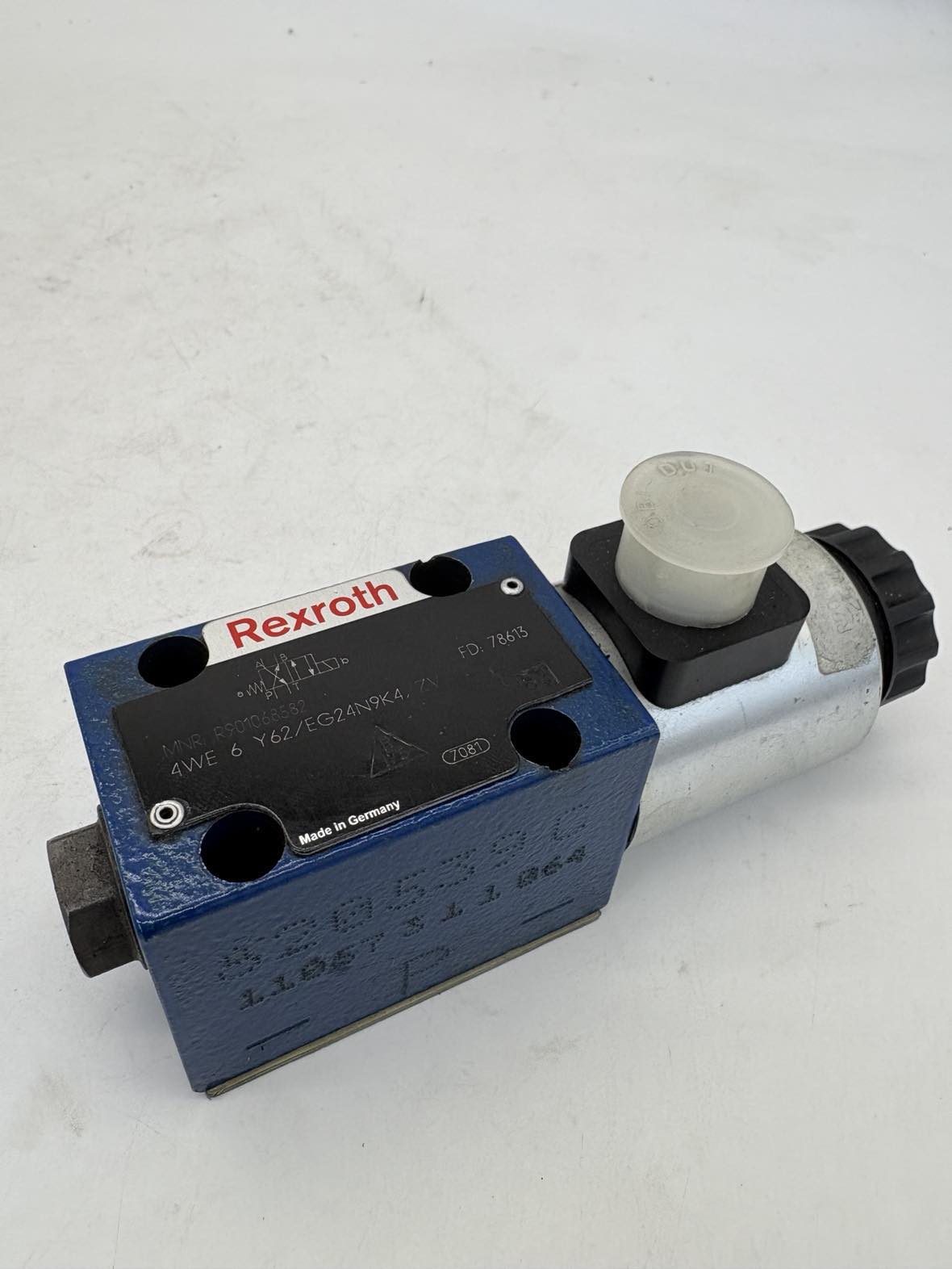 Bosch Rexroth R901068582 DIRECTIONAL SPOOL VALVE 4WE6Y6X/EG24N9K4/ZV