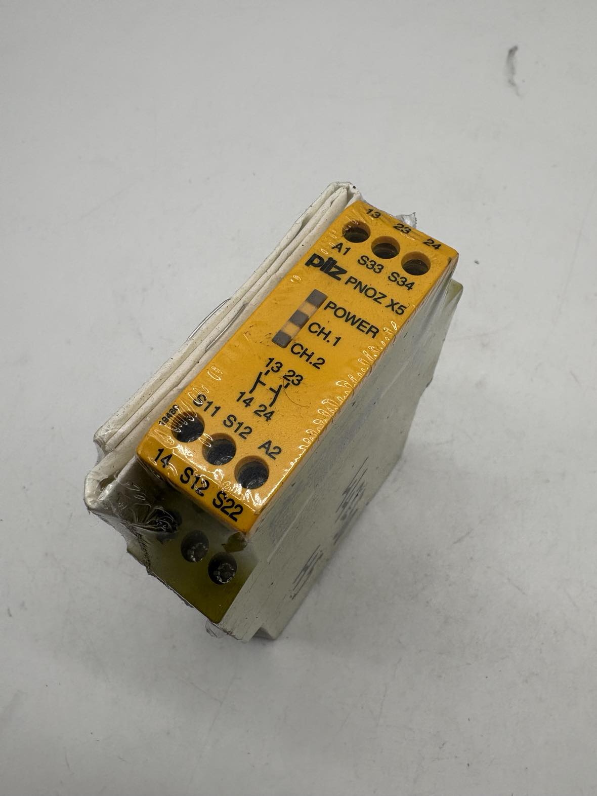Pilz 774325 Safety Relay with Dual Channel Monitoring — Schütze & Relais