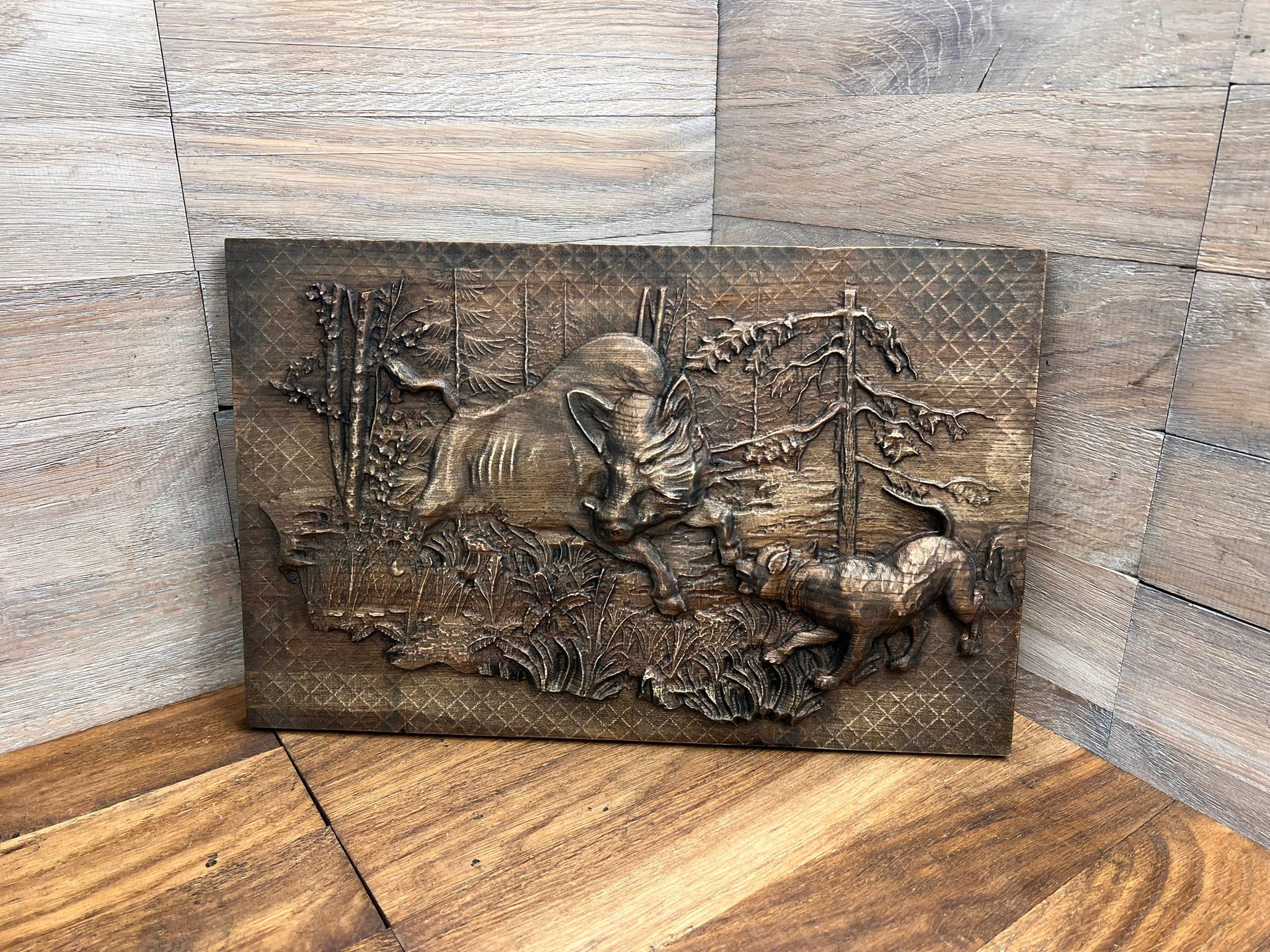 Prezent dla myśliwego płaskorzeźba drewniana polowanie na dzika dla leśnika