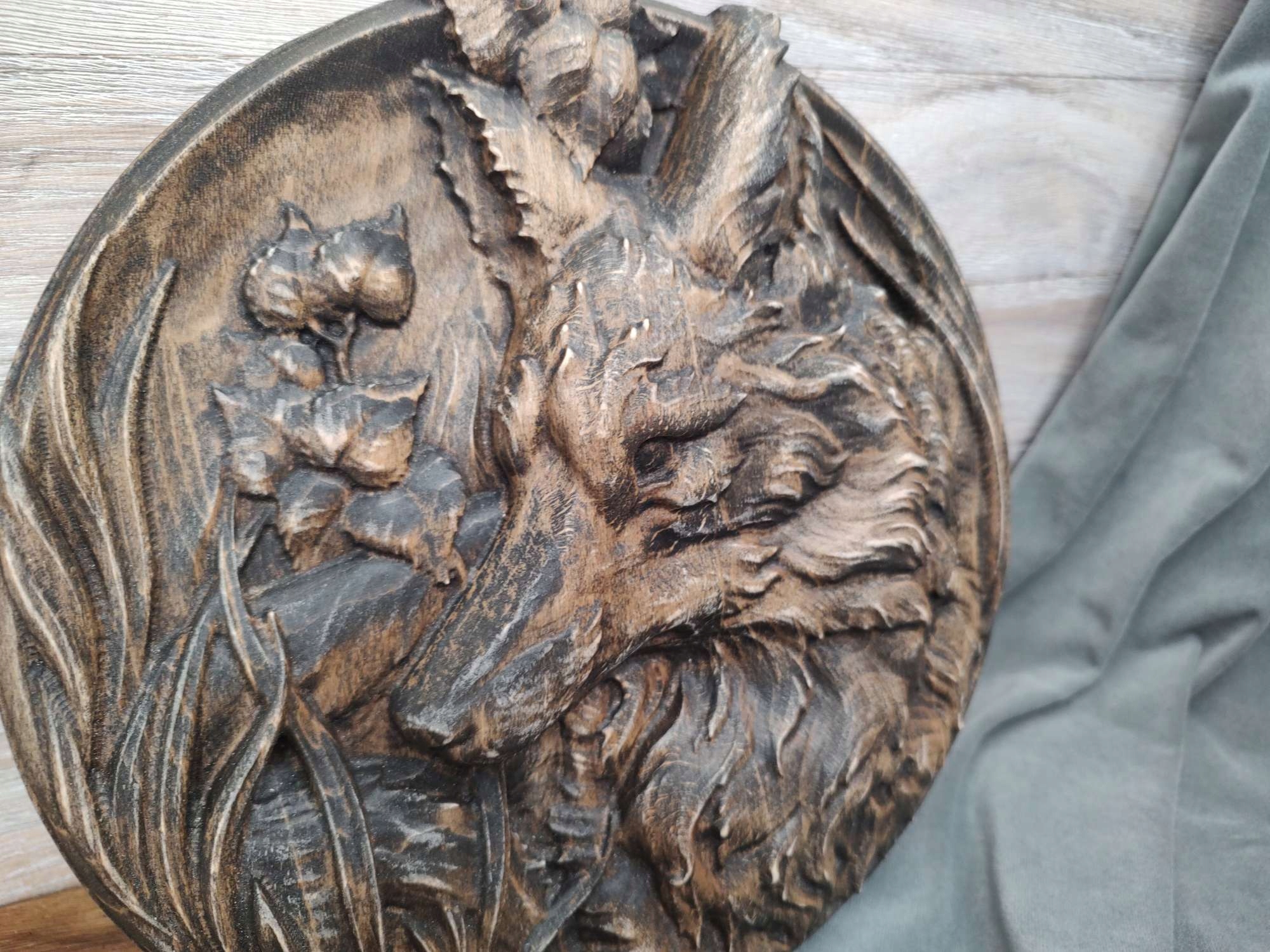 Obraz płaskorzeźba Lis w trawie okrągły drewniany obraz 30 cm