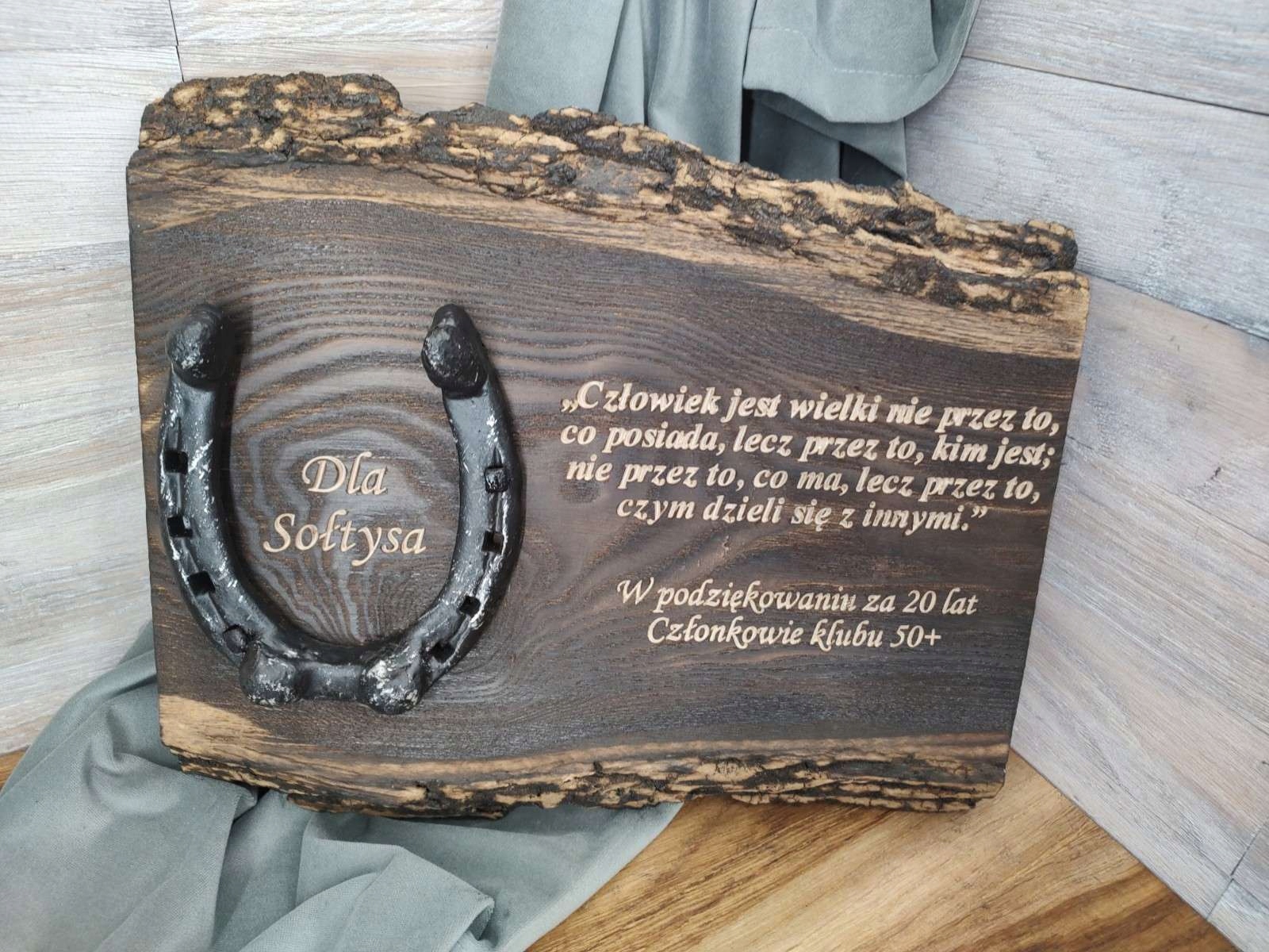 Deska z podkową na podziękowanie dla sołtysa wójta