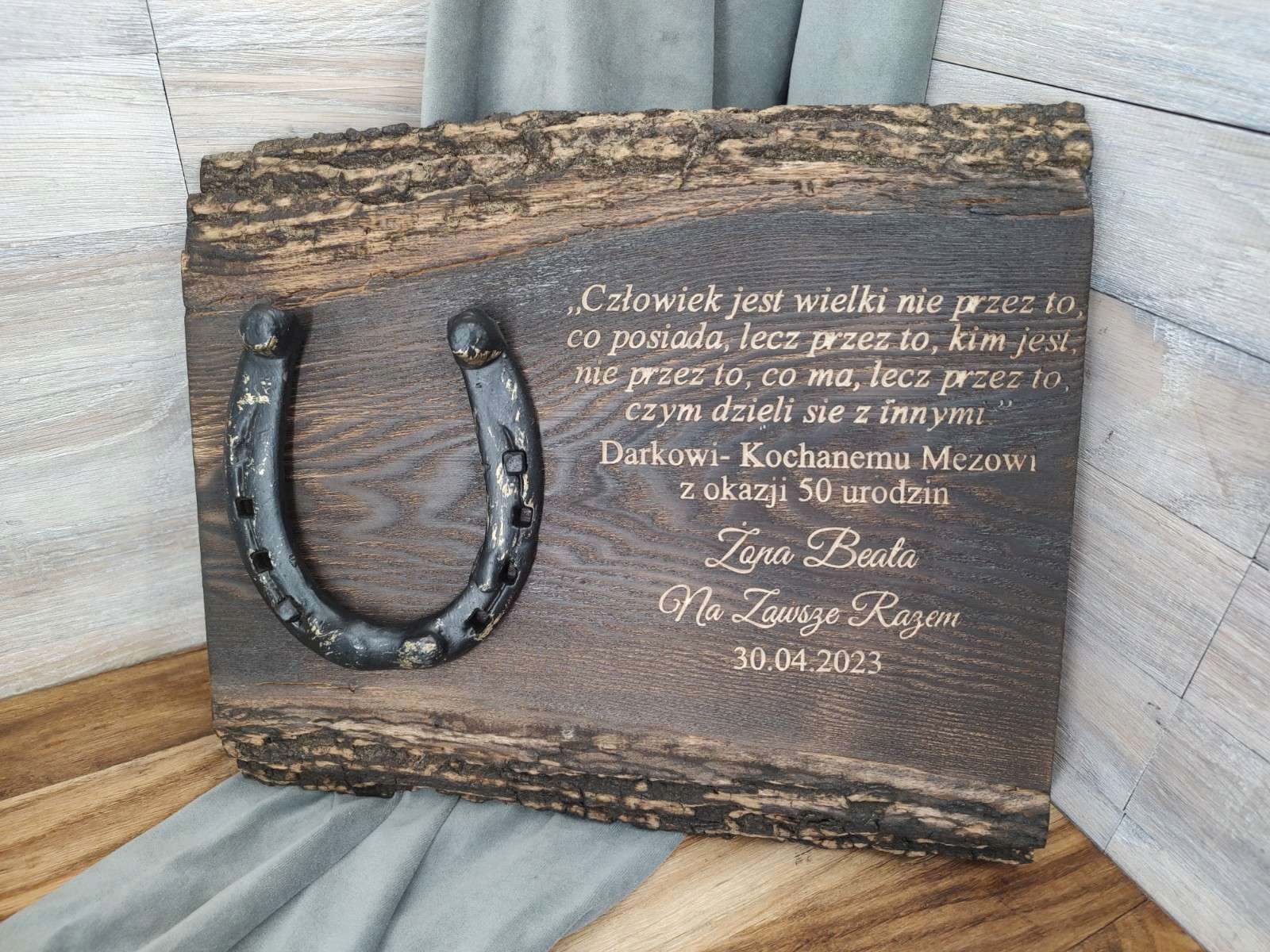 Deska z podkową na podziękowanie dla sołtysa wójta