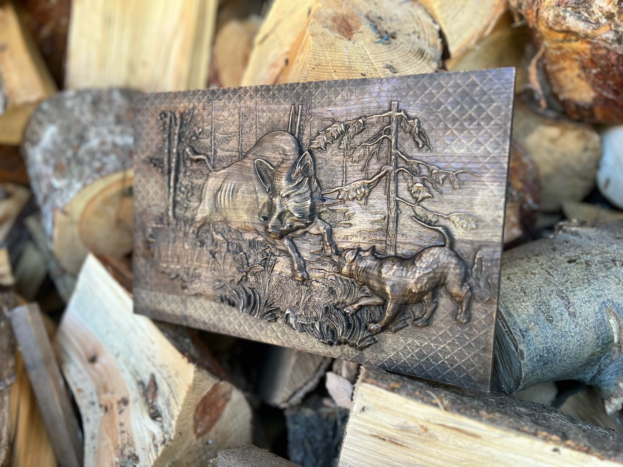 Prezent dla myśliwego płaskorzeźba drewniana polowanie na dzika dla leśnika