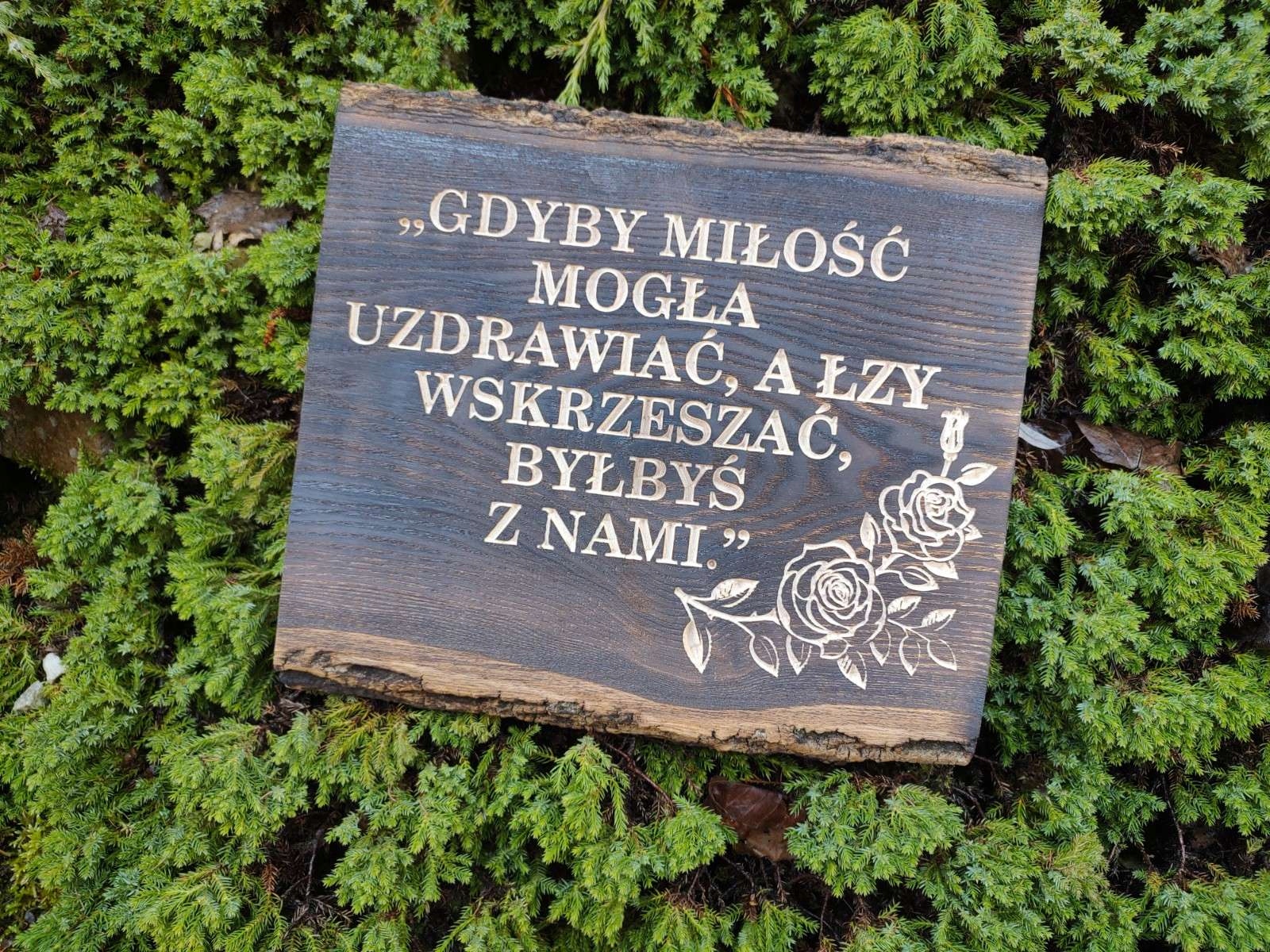 Oryginalna tablica nagrobkowa deska na grób grawer decha z korą nagrobek