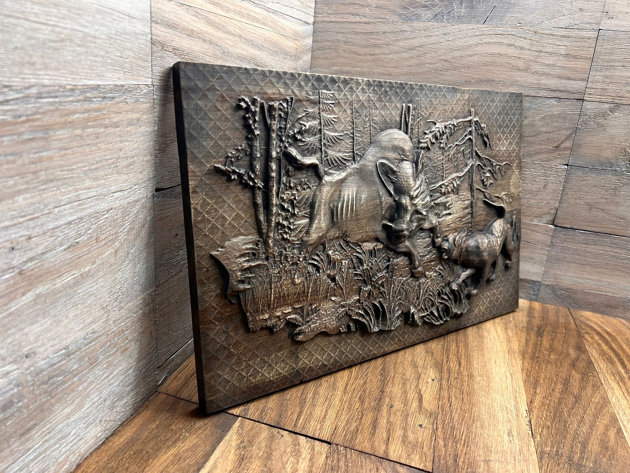 Prezent dla myśliwego płaskorzeźba drewniana polowanie na dzika dla leśnika