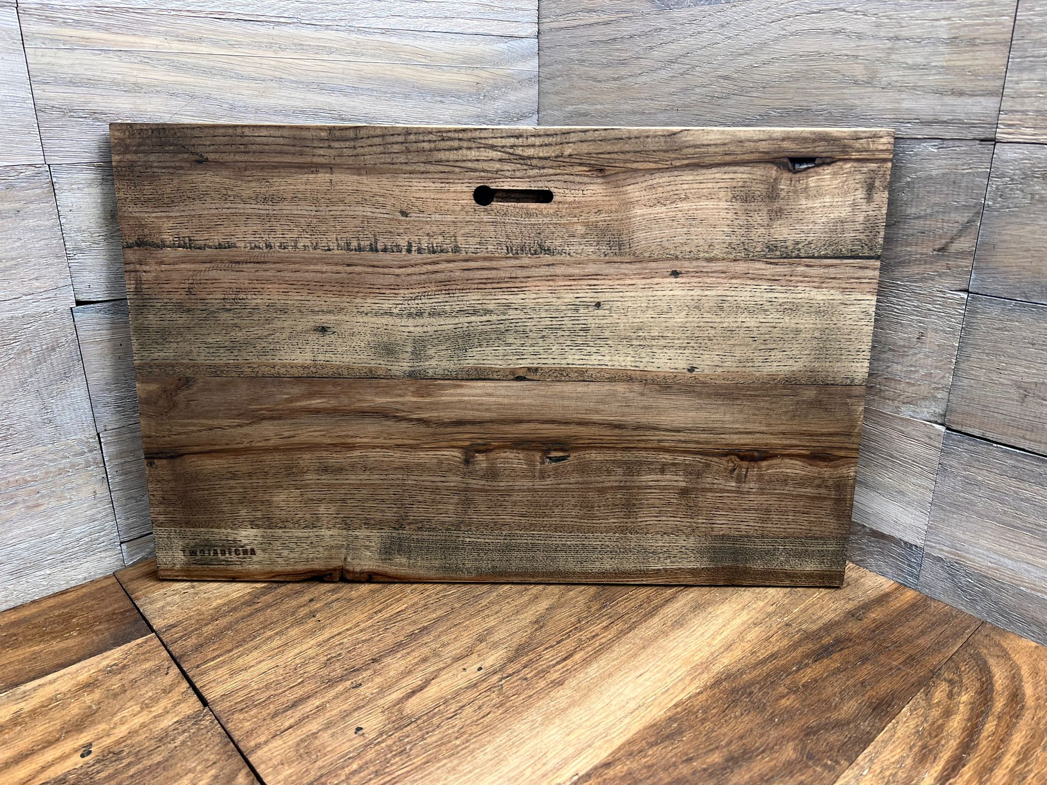 Prezent dla myśliwego płaskorzeźba drewniana polowanie na dzika dla leśnika