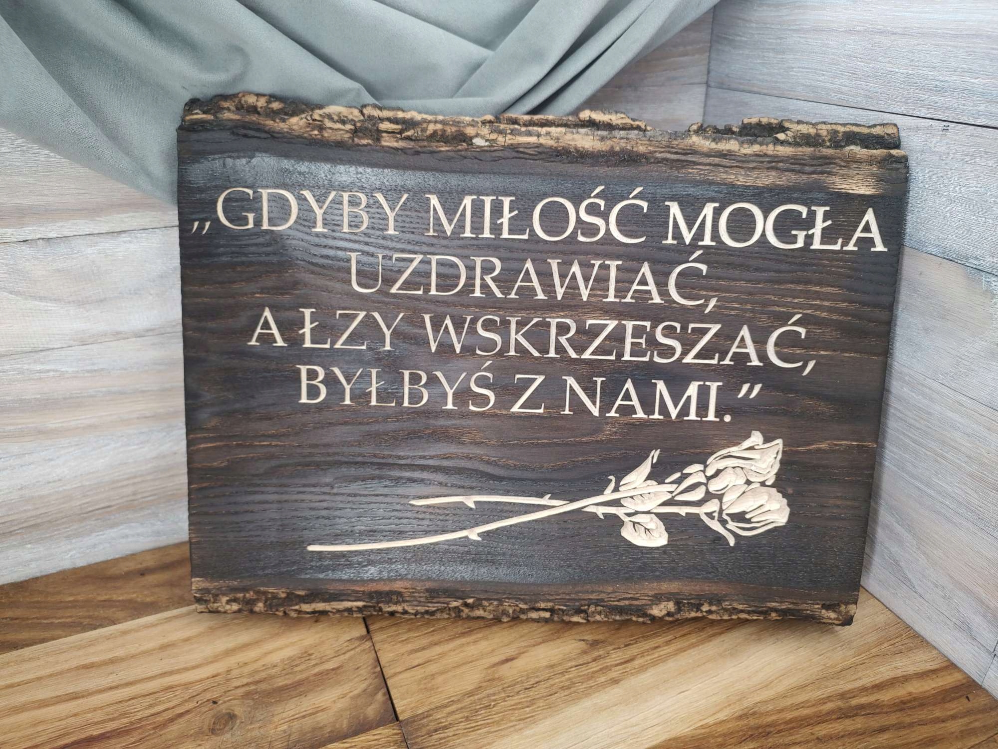 Oryginalna tablica nagrobkowa deska na grób grawer decha z korą nagrobek