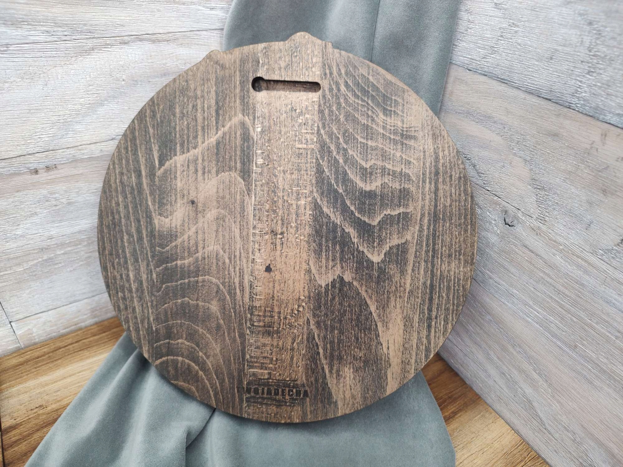 Obraz płaskorzeźba Lis w trawie okrągły drewniany obraz 30 cm