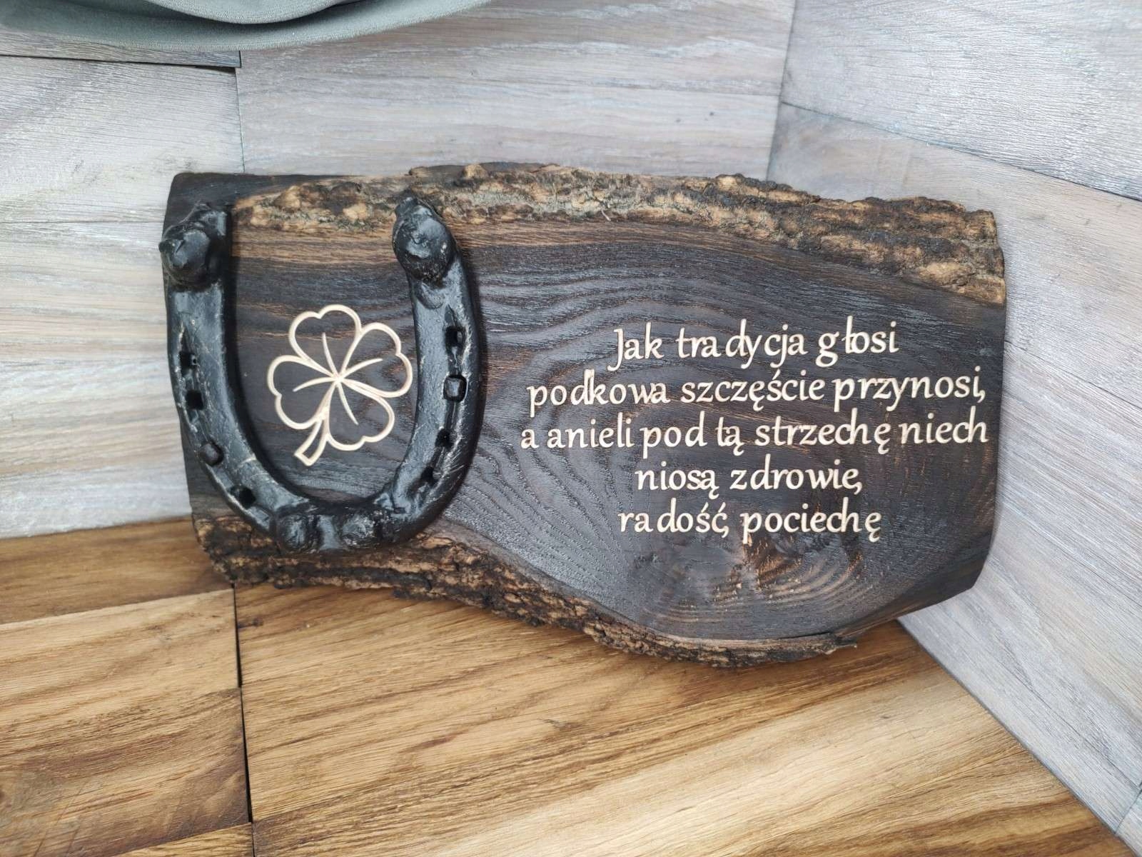 Deska z podkową na podziękowanie dla sołtysa wójta