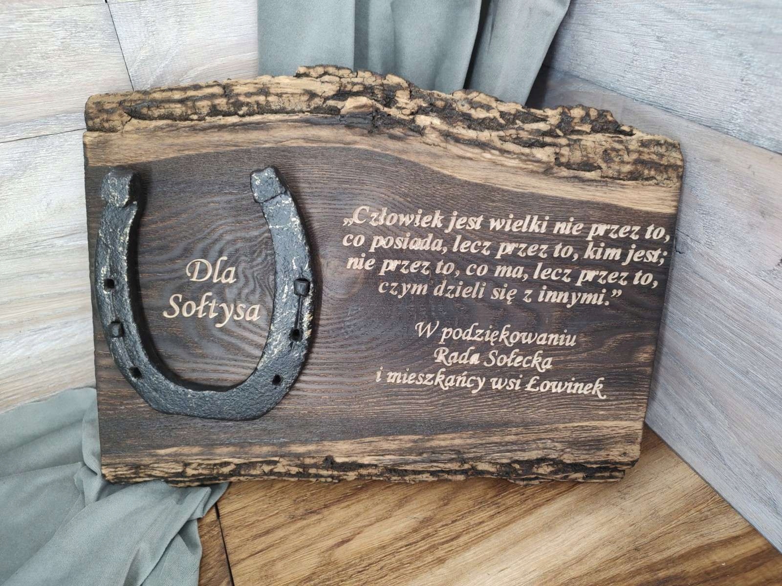 Deska z podkową na podziękowanie dla sołtysa wójta
