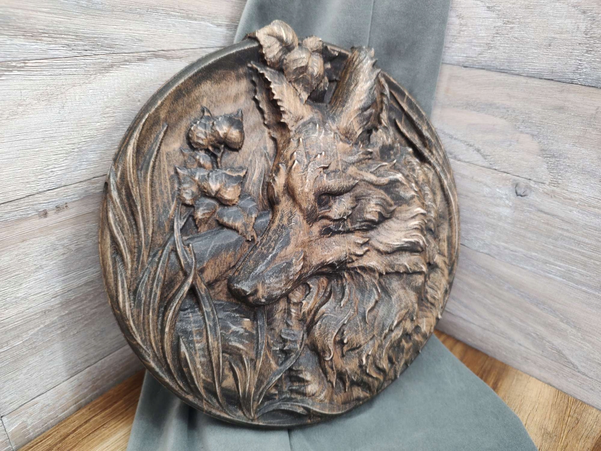 Obraz płaskorzeźba Lis w trawie okrągły drewniany obraz 30 cm