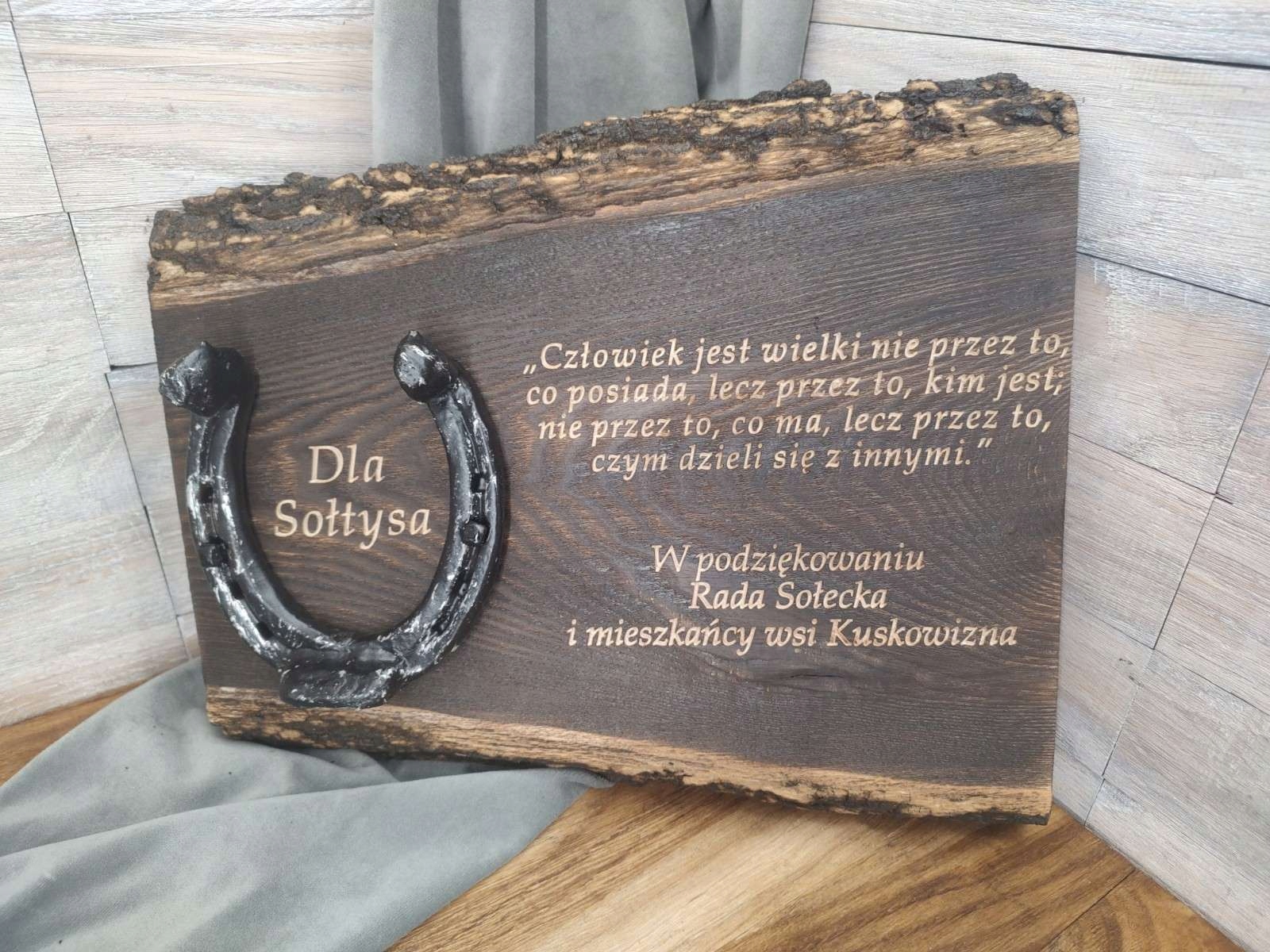 Deska z podkową na podziękowanie dla sołtysa wójta