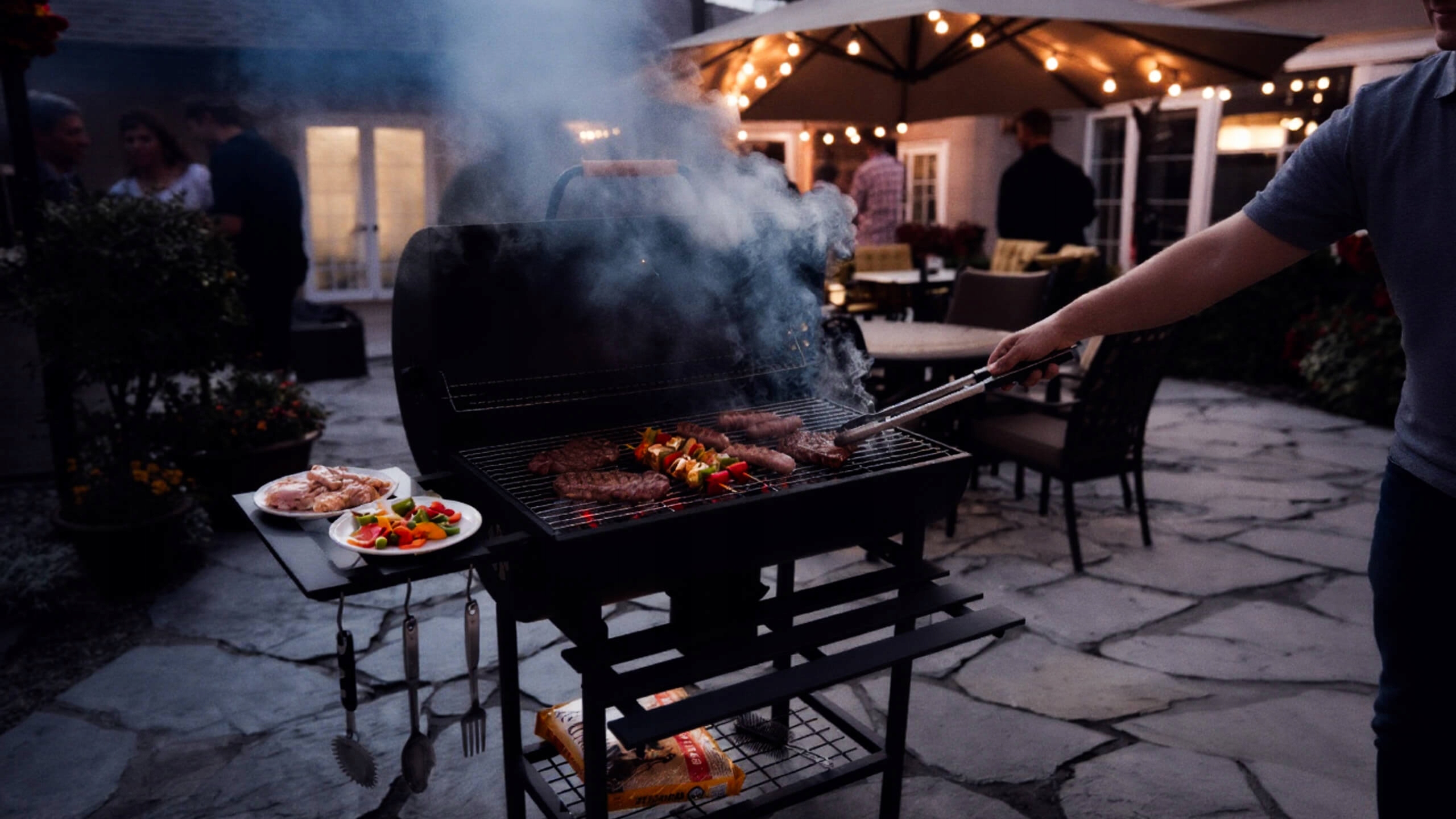 VIBEN FIRETUBE PRO - duży grill węglowy ogrodowy z pokrywą, 2 ruszty, popielnik, termometr, stal, 2 półki