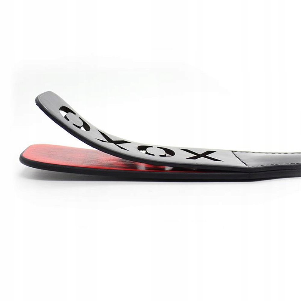 Packa do klapsów i chłosty, skóra wegańska. Motyw XOXO. Czarno-czerwona.