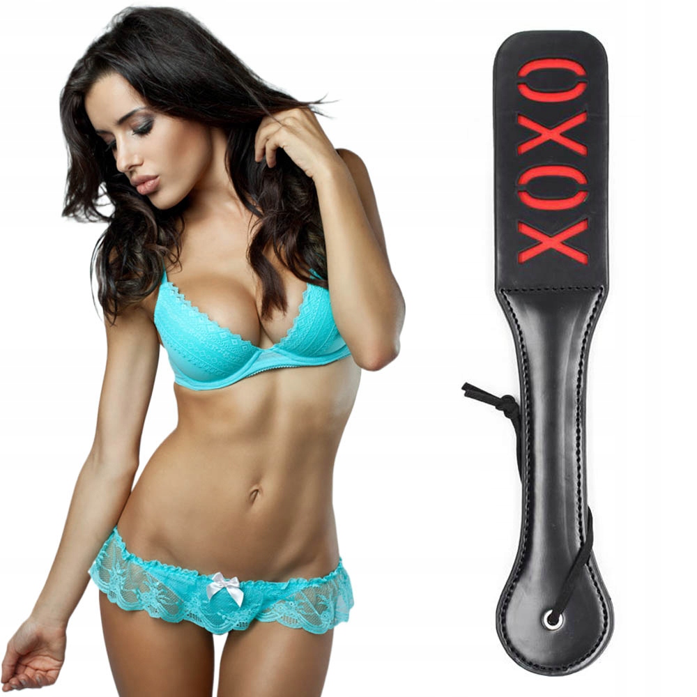 Packa do klapsów i chłosty, skóra wegańska. Motyw XOXO. Czarno-czerwona.