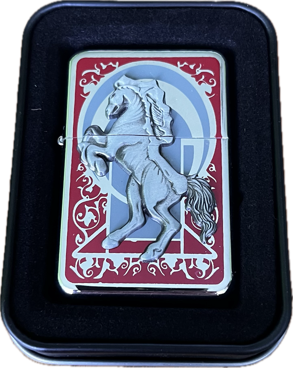 Zapalniczka Benzynowa z Koniem Srebrny na Czerwonym Tle Gentelo