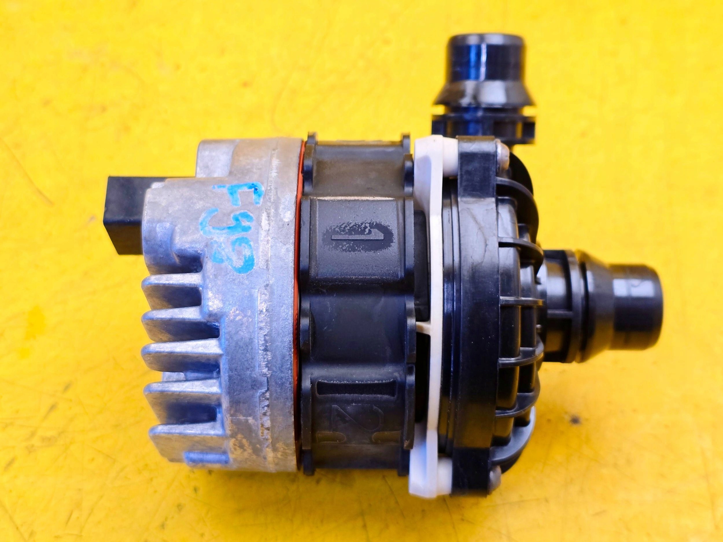 BMW X4M F98 Zusätzliche Wasserpumpe 8686899 OE Original Teil Gebraucht
