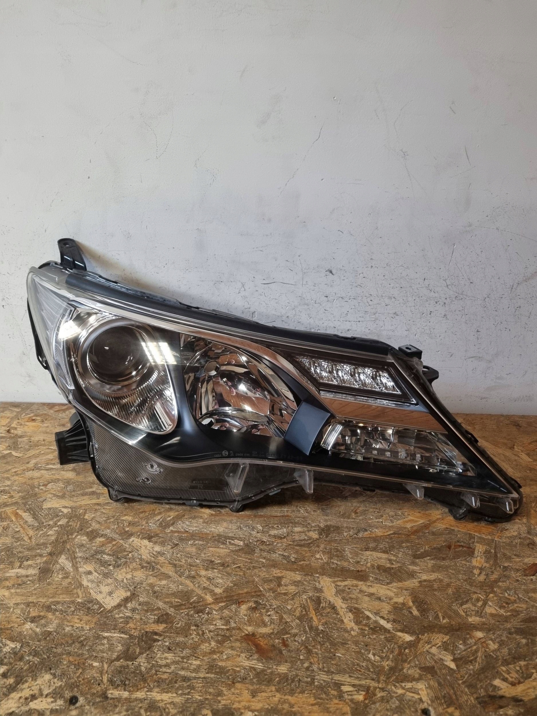 TOYOTA RAV-4 RAV4 LHD Phare AVANT DROIT V0836 OE Pièce d'origine d'occasion
